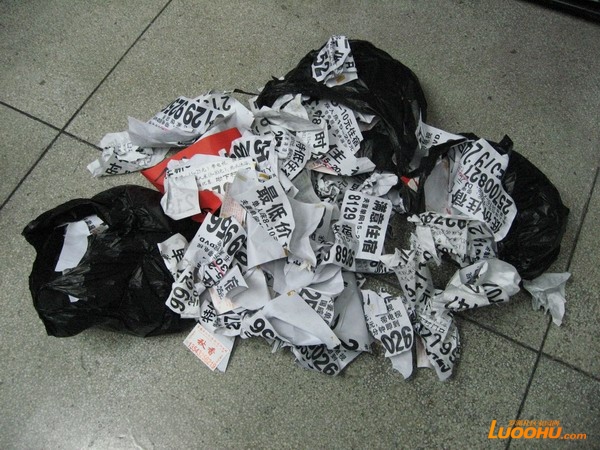 莲塘街道义工联集中清理小广告 - 深圳市罗湖电