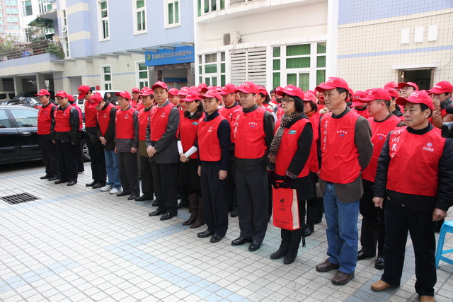 桂园街道100多干部职工<em>穿红马甲</em>上路(图) - 深
