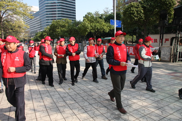 桂园街道100多干部职工<em>穿红马甲</em>上路(图) - 深