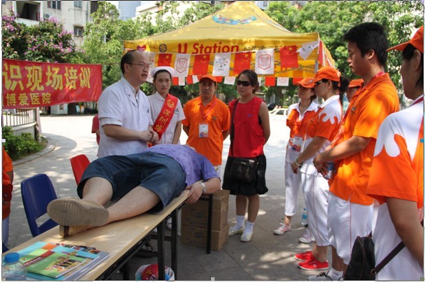 桂园街道对社区U站志愿者进行现场急救模拟培
