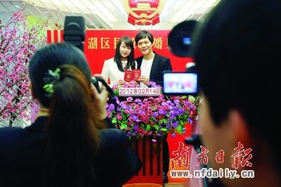 情人节罗湖<em>婚姻登记处</em>为百对新人进行登记 - 深