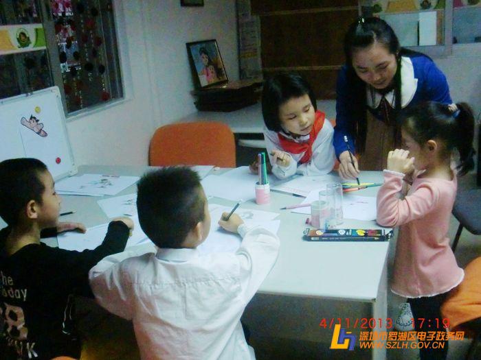 学校兴趣班女生占全班总人数的十一分之五,后