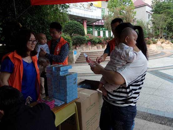 龙湖社区开展计生宣传活动