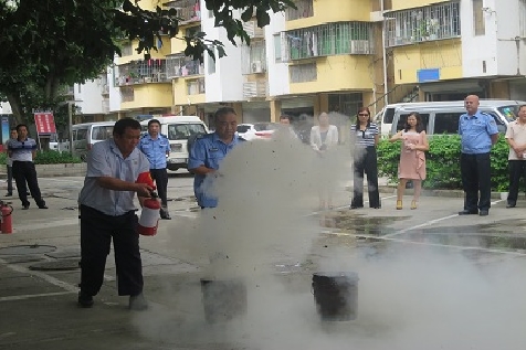 绿景社区第一书记到辖区物业检查消防安全工作
