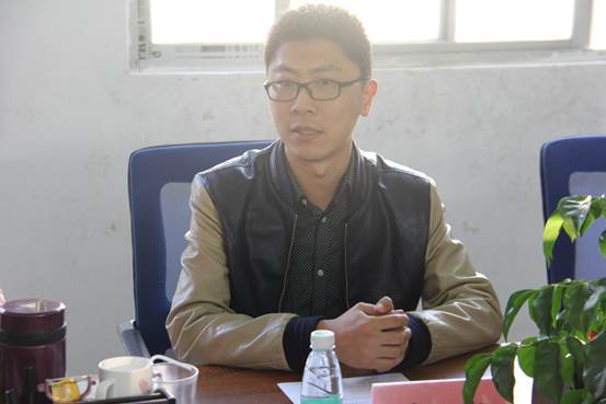 知识改变命运 ---深圳市罗湖区环保水务局孔德斌局长前往金厢镇十二岗小学慰问调研 12月3日,深圳市罗湖区环保水务局局长孔德斌同志带领两名局业务骨干(博士生)前往对口帮扶的陆丰市十二岗村开展调研扶贫工作,并参加了十二岗小学的慰问座谈活动。 孔德斌局长心系扶贫工作,尤其关注十二岗村的教育事业。此次调研活动是他就任罗湖区环保水务局局长半年来第三次走进对口帮扶贫困村,他表示,此次到来是为兑现上次到十二岗村小学调研(2017年9月10日教师节)的承诺,即要帮助十二岗村小学教学软硬件设施实现完