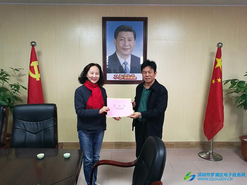 近日,东湖街道副调研员宫华代表东湖街道办到对口帮扶单位陆丰市博美镇霞绕村开展春节慰问工作,并现场查看扶贫工程项目。 宫华副调研员在霞绕村委会听取霞绕村林志淡书记有关扶贫方面的工作汇报 宫华副调研员代表东湖街道给予霞绕村委三万元慰问金 宫华副调研员慰问霞绕村五保户 宫华副调研员慰问霞绕村五保户 宫华副调研员慰问霞绕村五保户 宫华副调研员在霞绕村林志淡书记陪同下查看鱼塘清淤情况 宫华副调研员在霞绕村两委干部陪同下查看霞绕村已竣工文化广场扶贫项目(东湖街道综合部)