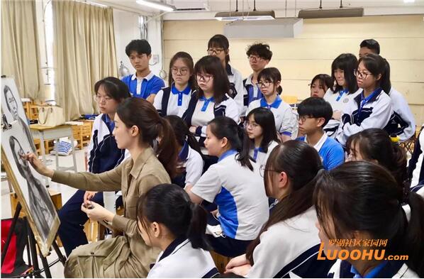 学生在美术课堂上学习（资料图片）.jpg