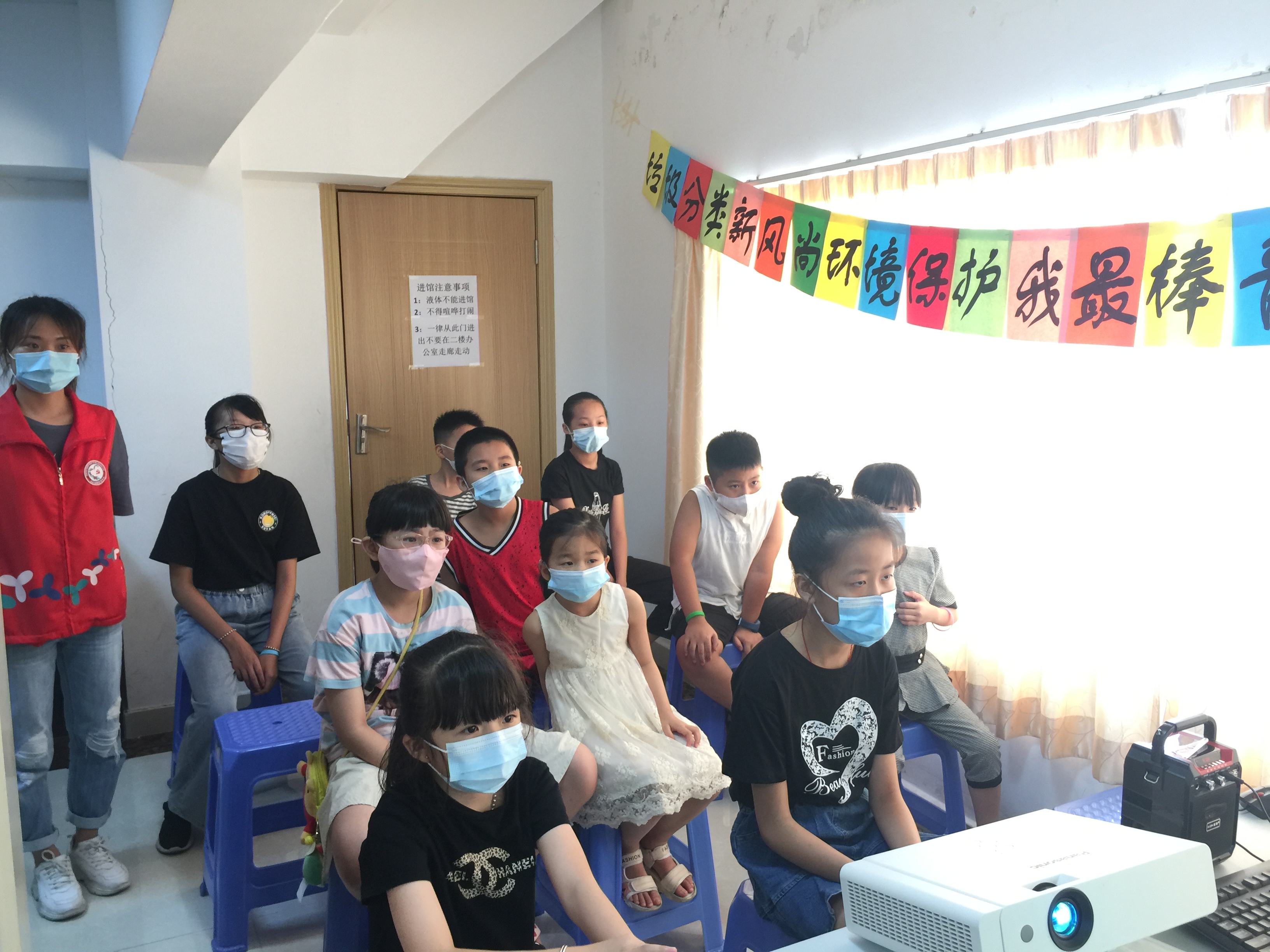 社工和小朋友们一起学习垃圾分类.jpg