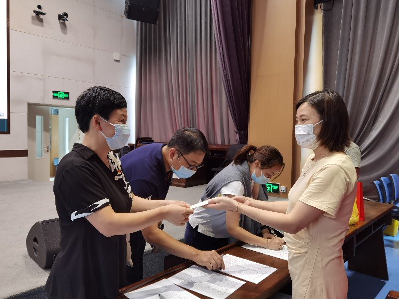 区卫健系统纪检工作人员收下制作精美的“廉政书签”（黄铮 摄）.jpg