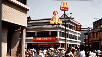 中国内地第一家麦当劳餐厅在深圳解放路光华楼开张