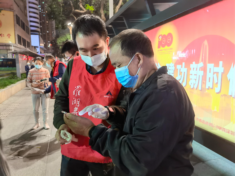 区纪委监委下沉党员干部在向西、渔邨、水贝、草埔西等社区核酸检测采样点支援一线抗疫。.jpg