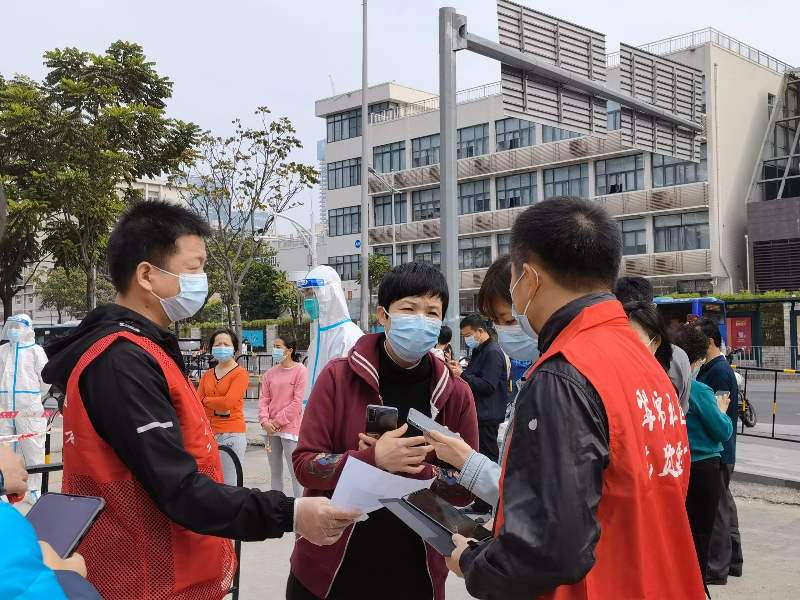 区纪委监委下沉党员干部在向西、渔邨、水贝、草埔西等社区核酸检测采样点支援一线抗疫。 (2).jpg