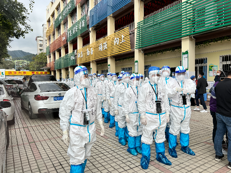 区纪委监委抗疫攻坚小分队蓄势待发，做好与病毒狭路面对面对抗准备。.jpg