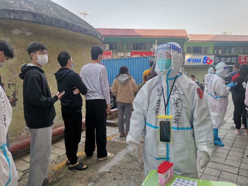区纪委监委工作人员在草埔西社区管控区重新调整核酸检测采样流程，待检人员队伍变得整齐有序。.jpg