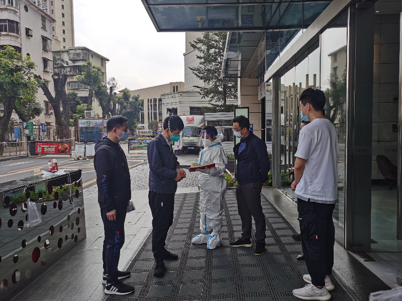 区纪委监委监督检查组到桂园街道鹿丹村社区管控区检查疫情防控措施落实情况。（陈宝英 摄）.jpg