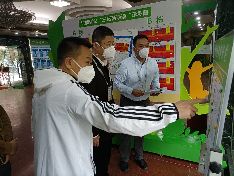 区纪委监委监督检查组到竹园驿站监督检查疫情防控工作。（向东 摄）.jpg