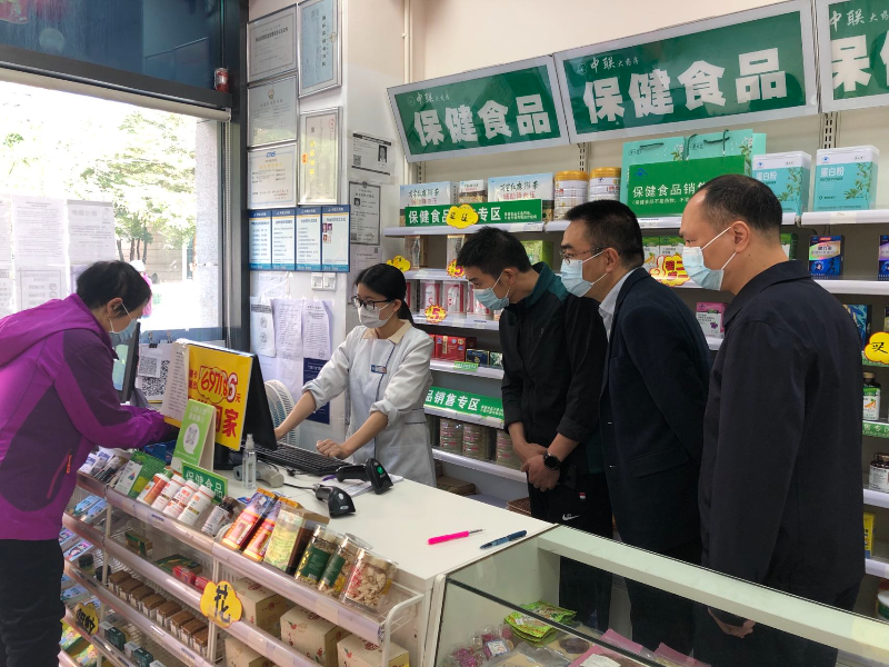 区纪委监委监督检查组到清水河街道银湖蓝山汇中联大药房检查药店是否做好发烧感冒药购买登记工作。（陈雪文 摄）.jpg
