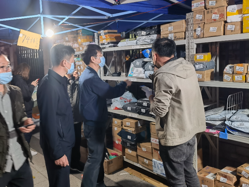 姚书记一行到东湖街道东乐花园快递存放点检查疫情防控措施落实情况。（陈江森 摄）.jpg