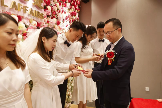 詹区为新人颁发结婚证.jpg