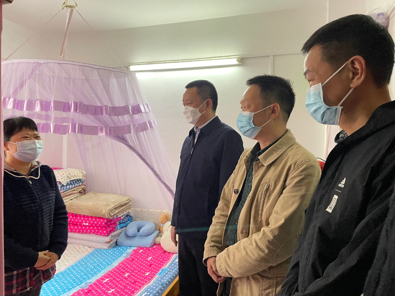 看望慰问罗湖区黄贝街道残疾人.jpg
