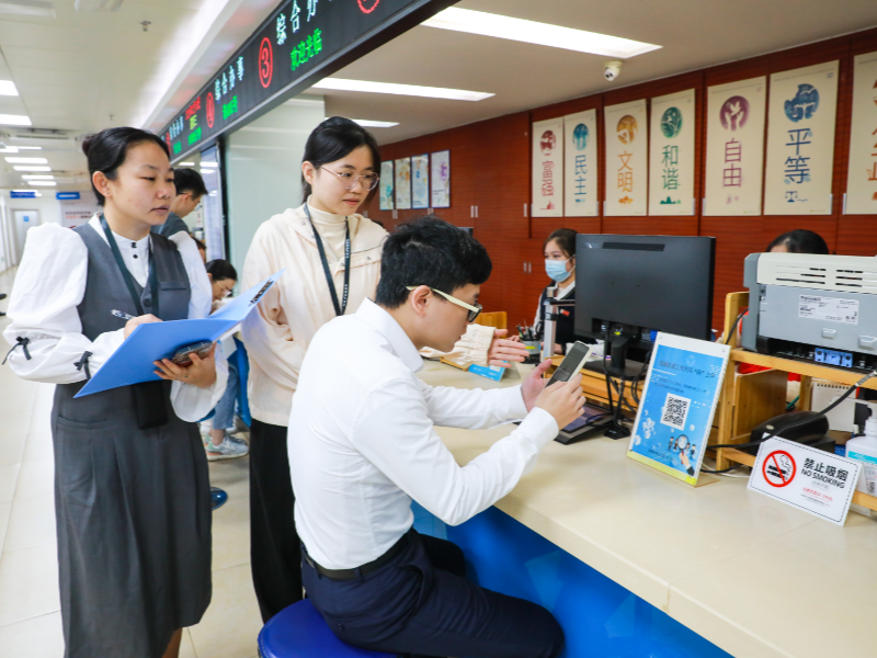 莲塘街道行政服务大厅监督检查（黄洪安 摄）.png