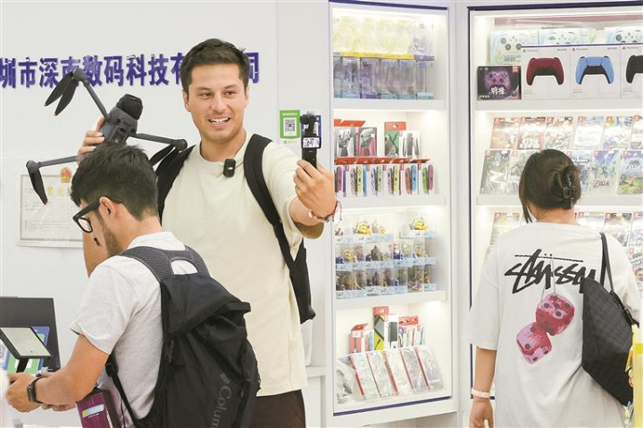 Foreign tourists flock to Shenzhen for high-tech shopping experience