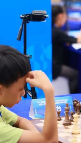 Chess players face off in Shenzhen Cup