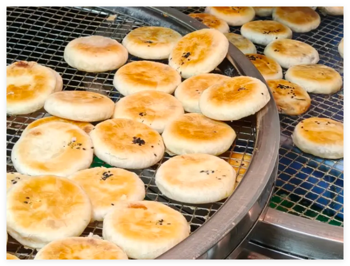 “不开玩笑，没有一个胶己人能空手离开这里”