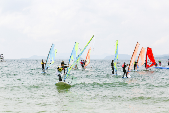 Luohu holds first youth sailing and windsurfing competition