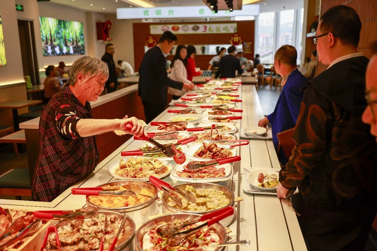 New cafeteria opens in Luohu's Shenrun Building