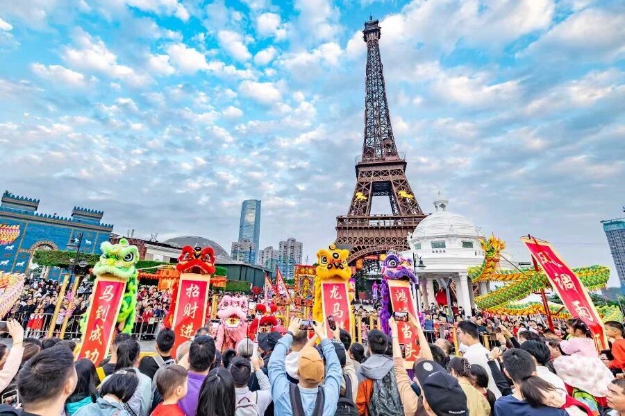 Shenzhen turns cultural spaces into immersive reading rooms for Spring Festival