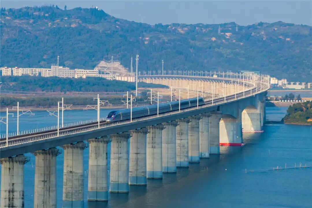 Guangzhou-Zhanjiang High-Speed Railway begins operation in S China