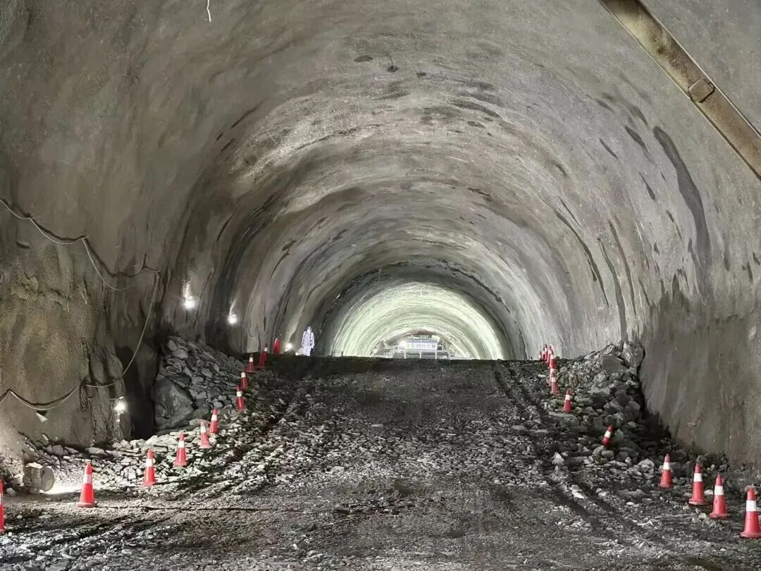 Shenzhen-Nanning High-Speed Railway’s Xinzhong Tunnel breaks through
