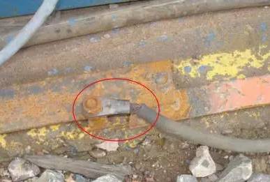 焊机外壳必须连接接地线做好接地工作,以防止焊机漏电发生触电事故.